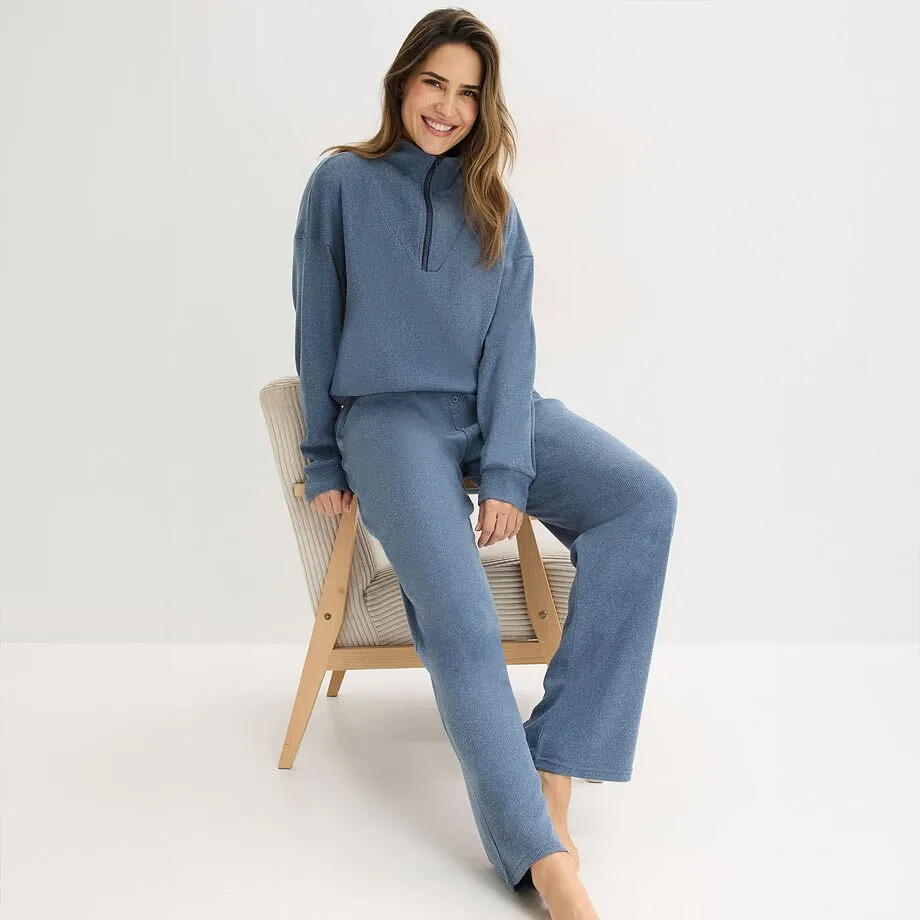 Tenue d'int&eacute;rieur confortable de couleur bleu fonc&eacute;.