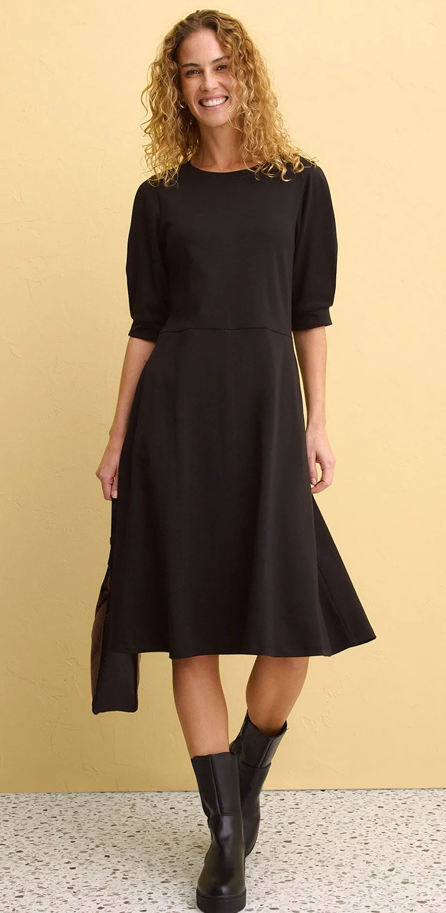 Robe noire &agrave; manches courtes, longueur genou.