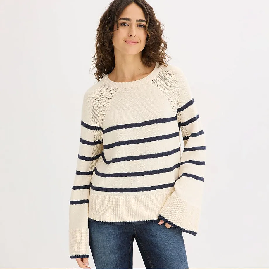Pull en maille blanc &agrave; rayures bleu fonc&eacute;, associ&eacute; &agrave; un jean bleu.