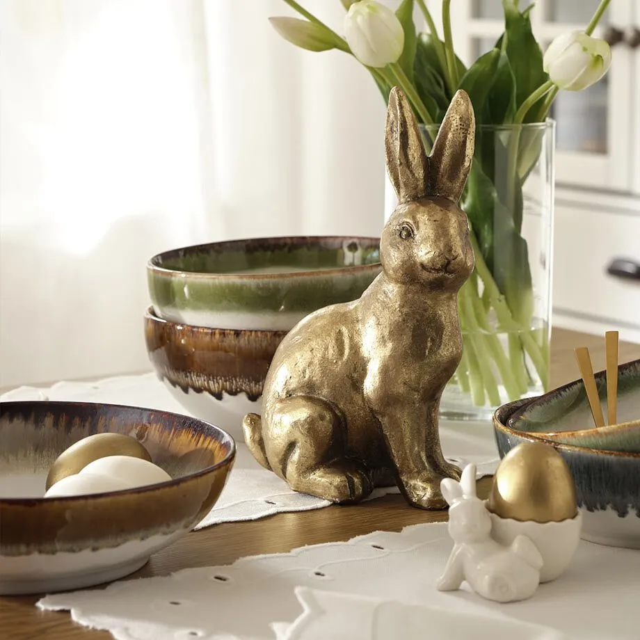 D&eacute;co de P&acirc;ques avec figurine lapin de couleur dor&eacute;e.