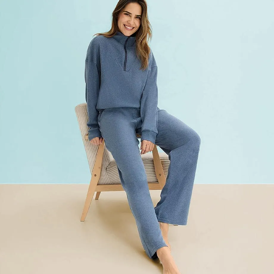 Tenue d'int&eacute;rieur confortable de couleur bleu fonc&eacute;.