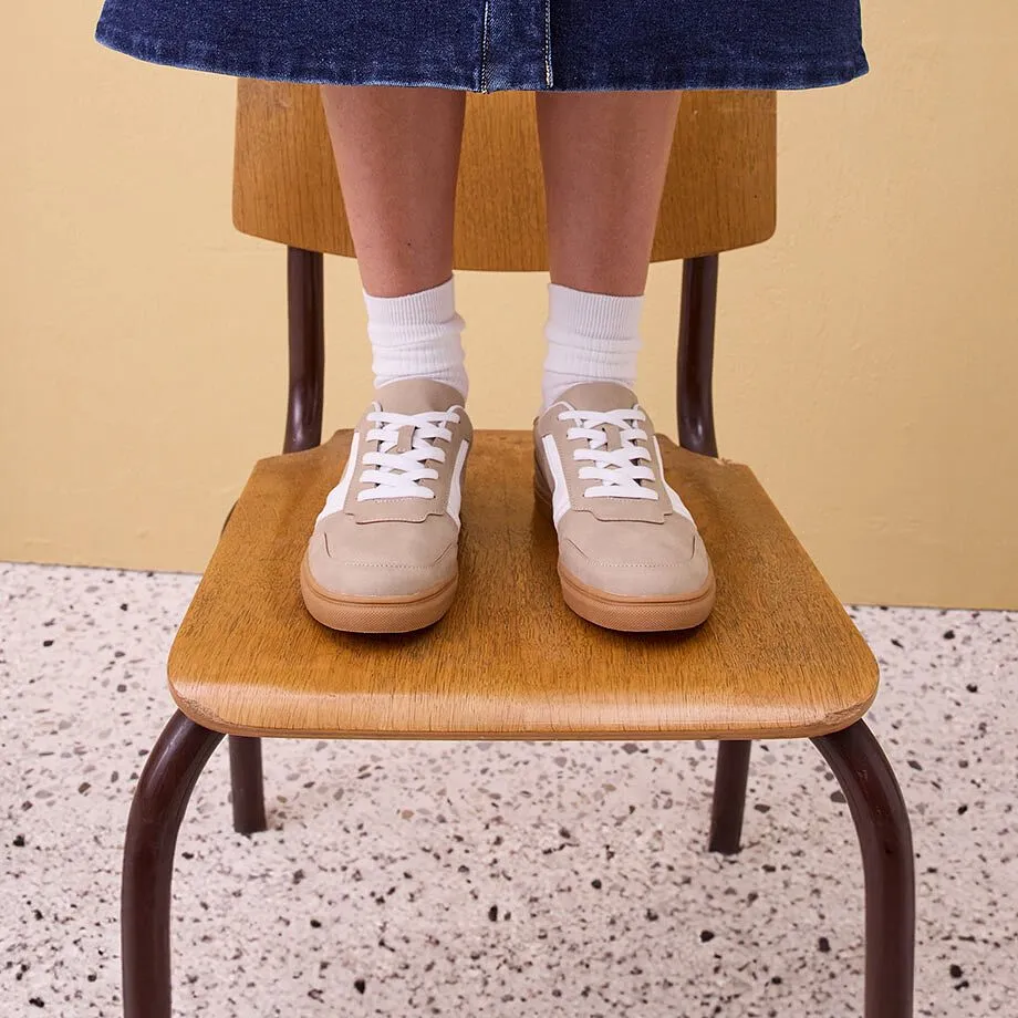 Jupe en jean, chaussettes blanches et sneakers beiges.