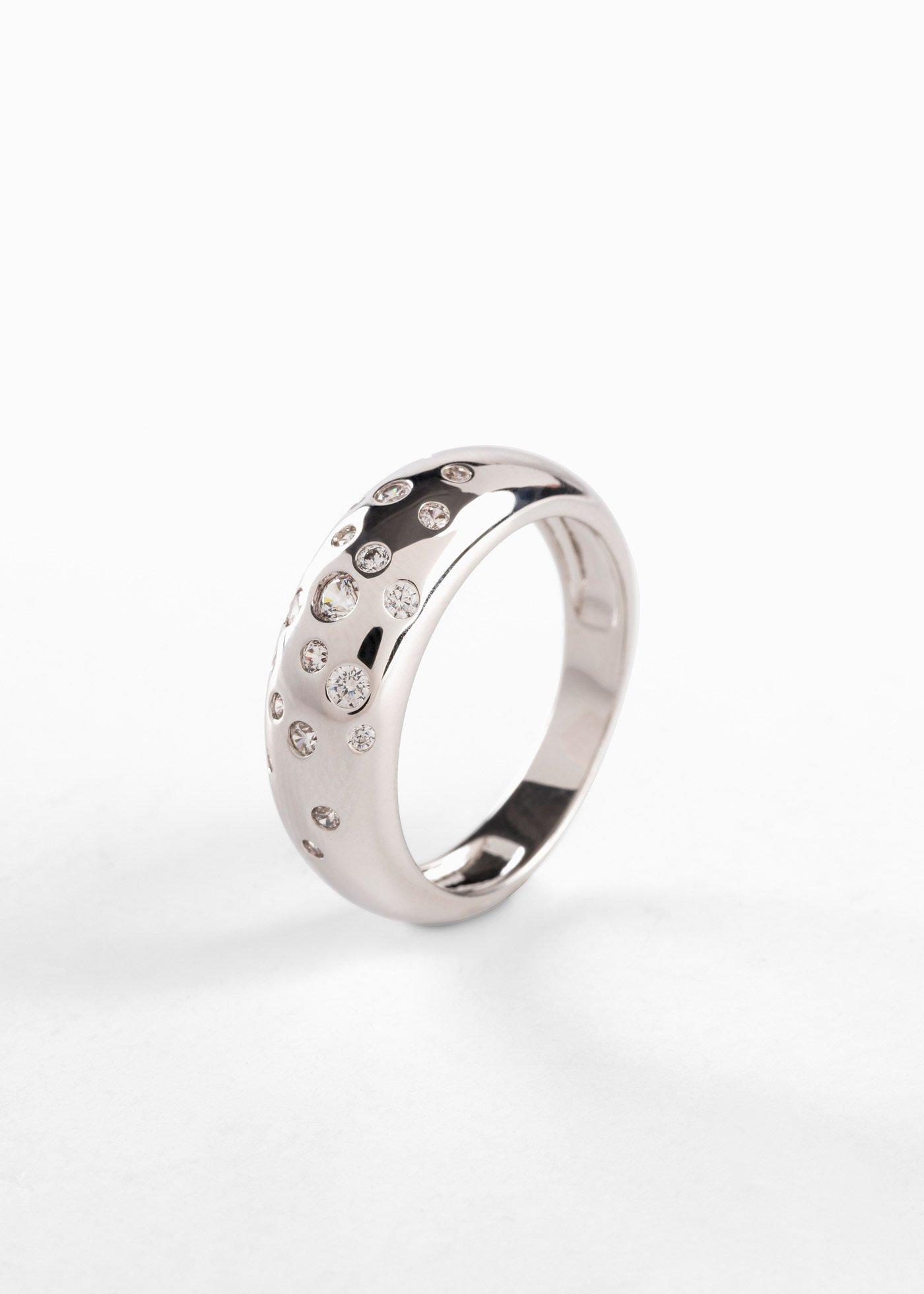 Bague ornée de pierres de zirconium