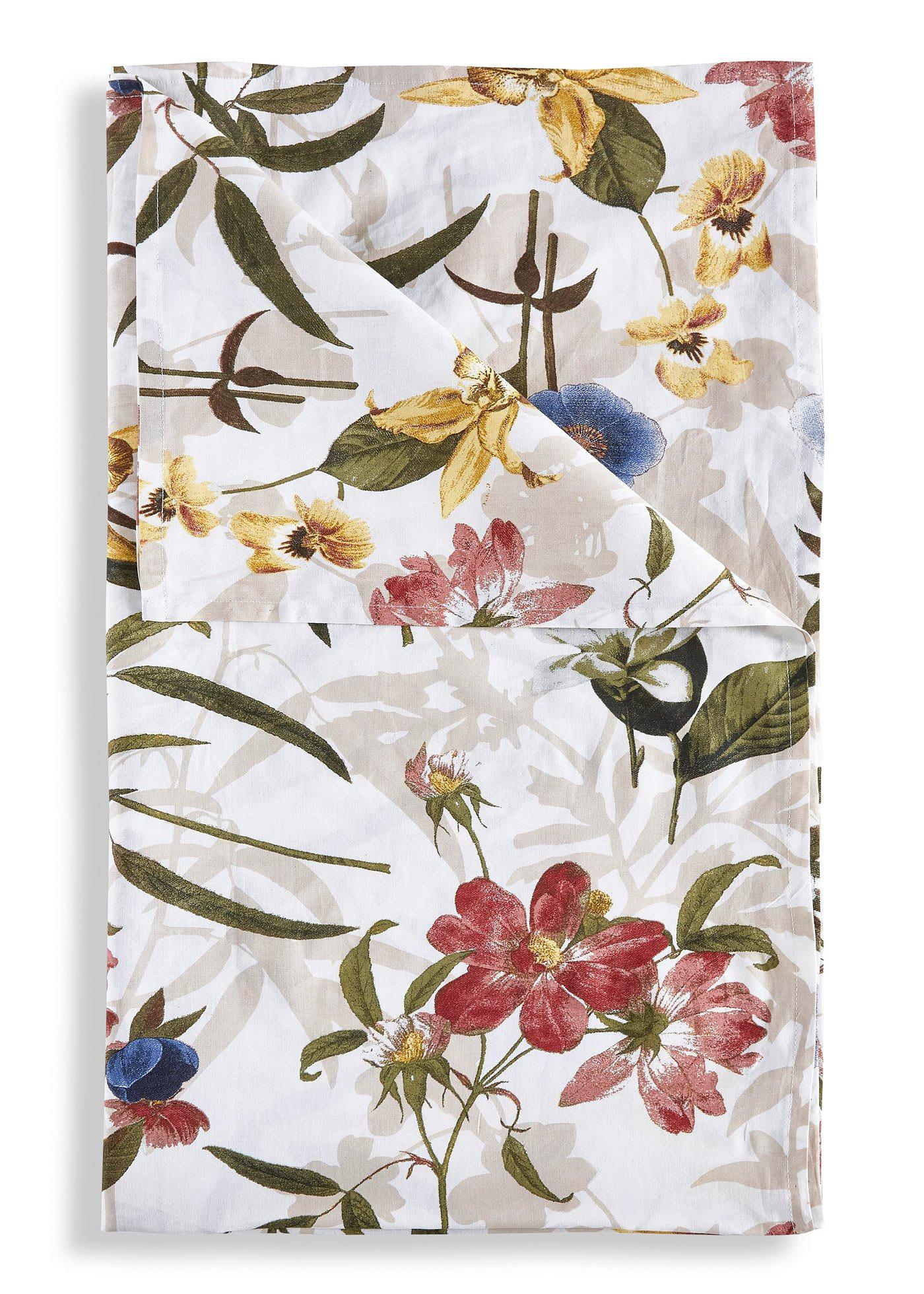 Patrón floral dibujado a mano en tonos rosas y blancos | Vector Premium