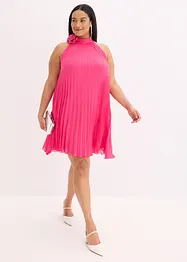 Robe plissée en crêpe avec une fleur appliquée, bonprix