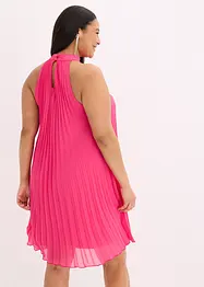 Robe plissée en crêpe avec une fleur appliquée, bonprix