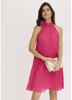 Robe plissée en crêpe avec une fleur appliquée, bonprix