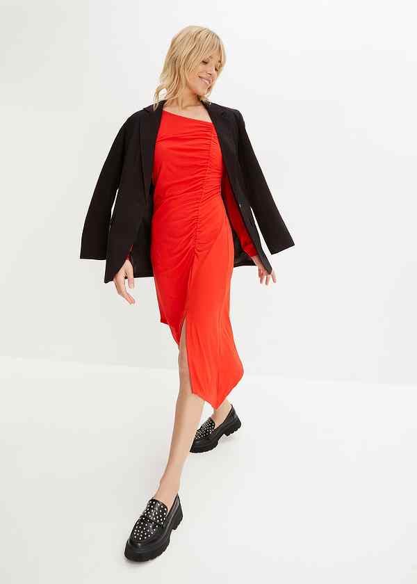 Robe T shirt asym trique en rouge moderne fraise