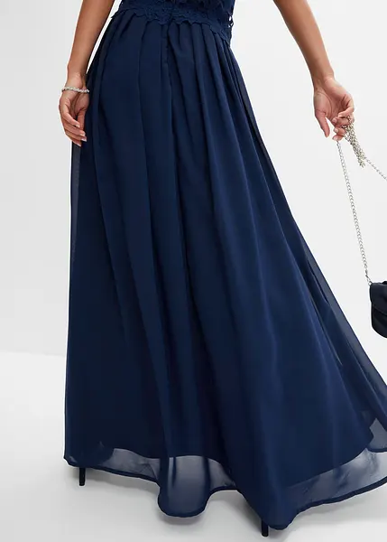 Élégante robe longue avec une jolie dentelle et une jupe en crêpe