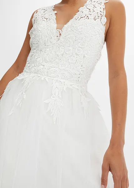 Robe de mariee romantique avec une belle dentelle et une jupe en mousseline pour le plus beau jour de votre vie