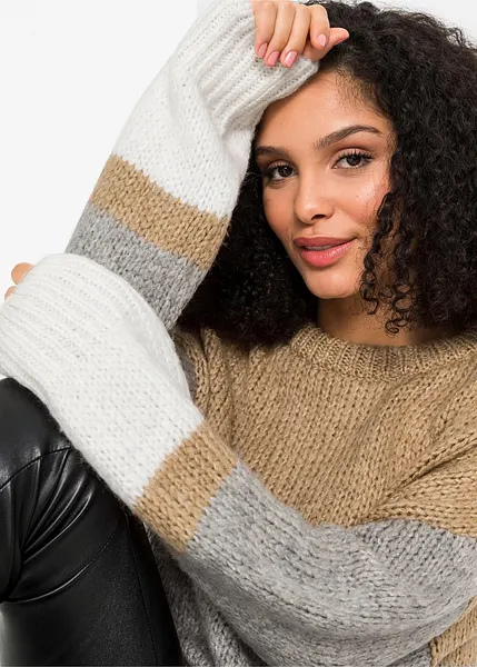 Pull ample moderne à boutons