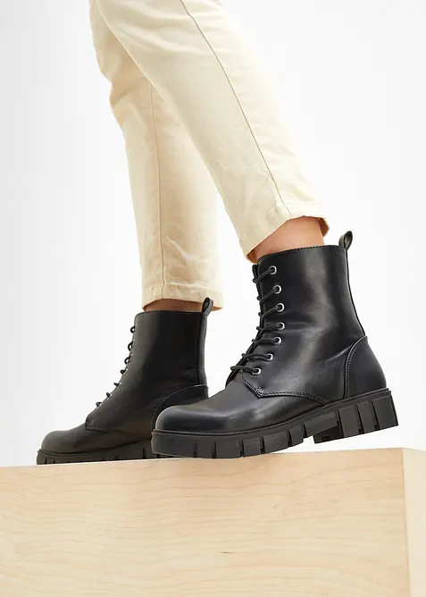 Boots à lacets et semelle crantée, bonprix