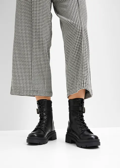 Boots lacées avec boucle, bonprix