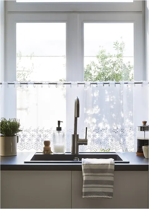 Brise-bise avec broderies anglaises et polyester recyclé, bonprix