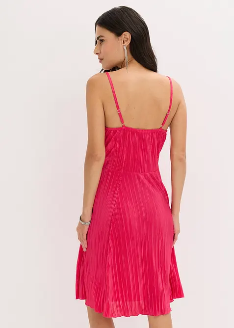 Robe courte en matière brillante et plissée, bonprix