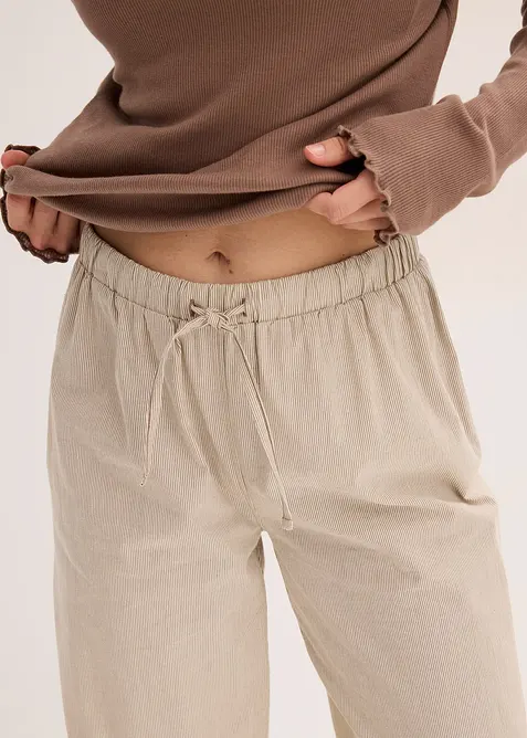 Pyjama avec un T-shirt côtelé et un pantalon tissé, bonprix