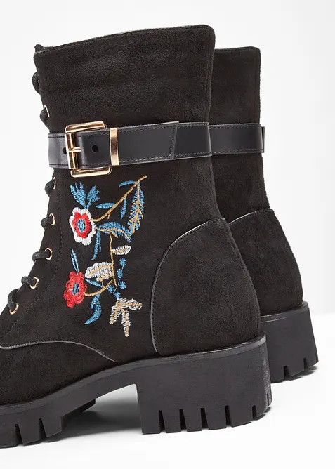 Boots lac&eacute;es avec broderies, bonprix
