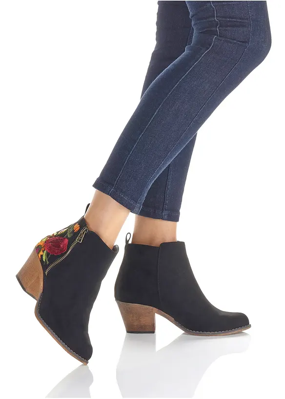 Bottines western avec broderies, bonprix