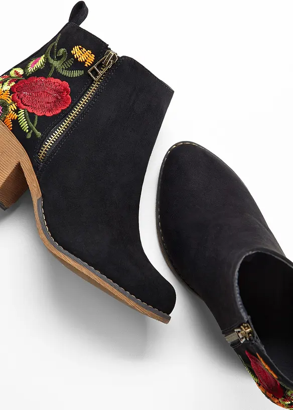 Bottines western avec broderies, bonprix