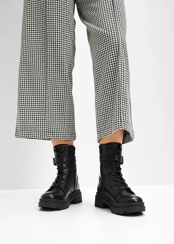 Boots lacées avec boucle, bonprix