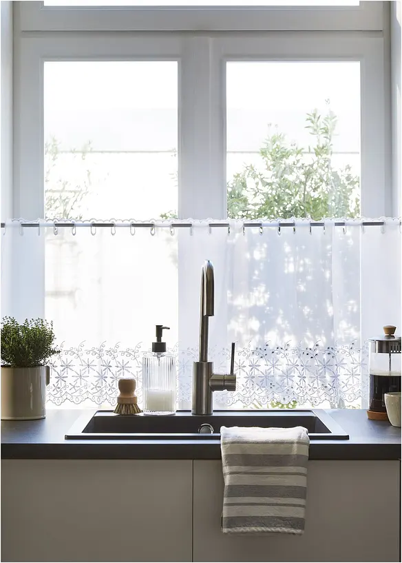 Brise-bise avec broderies anglaises et polyester recyclé, bonprix