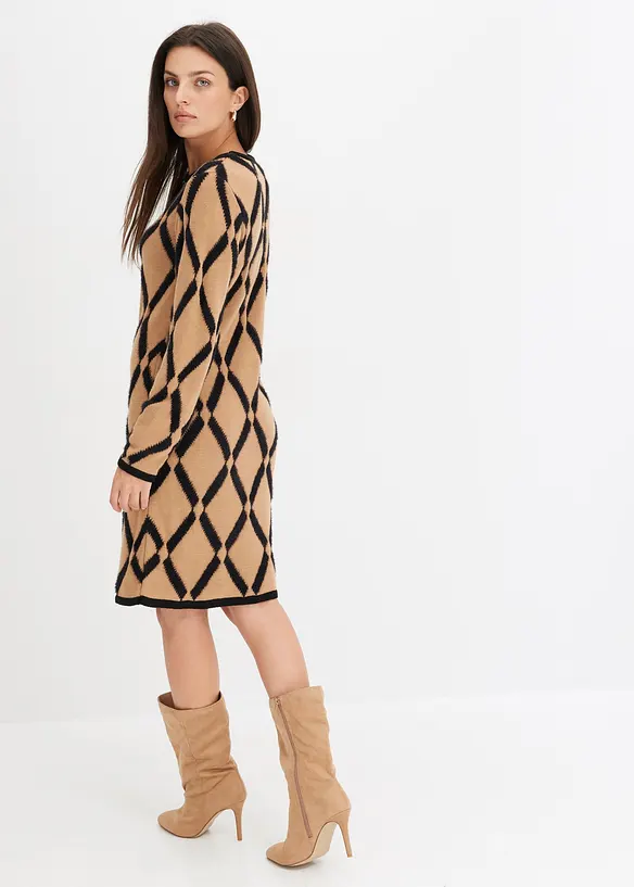 Robe en maille poilue avec motif en losange, bonprix