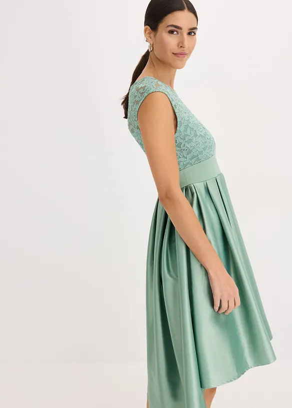 Robe courte devant, longue derrière en satin brillant avec dentelle, bonprix