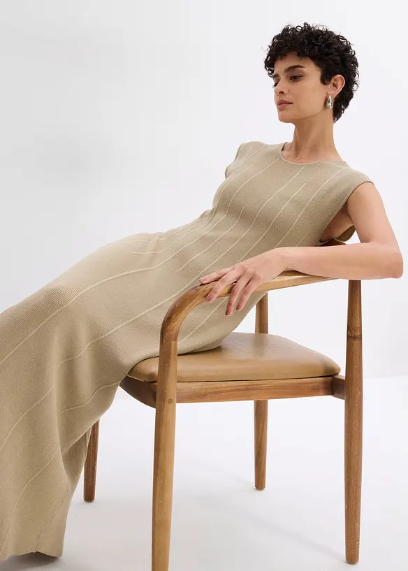 Robe en maille flatteuse en viscose mélangée, bonprix