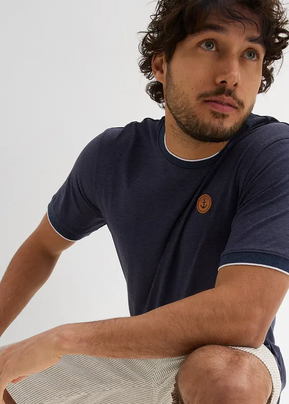 T-shirt aspect superposé avec écusson poitrine, bonprix