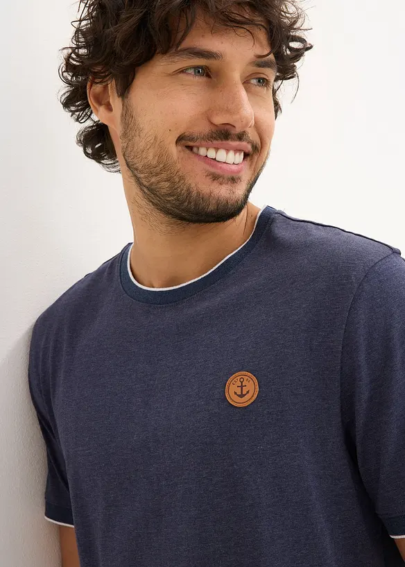 T-shirt aspect superposé avec écusson poitrine, bonprix