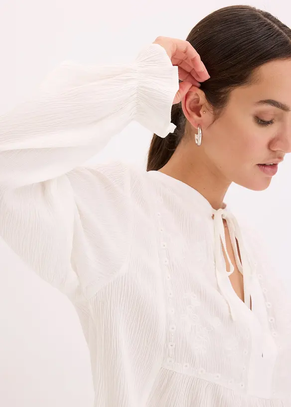 Blouse avec broderies anglaises, bonprix