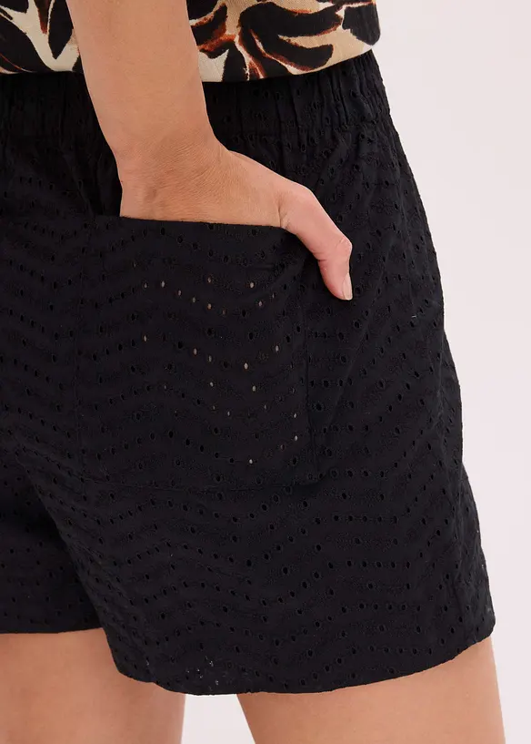 Short avec broderies anglaises, bonprix