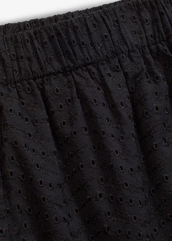 Short avec broderies anglaises, bonprix