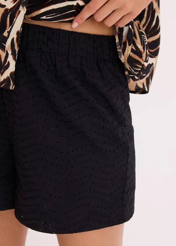 Short avec broderies anglaises, bonprix