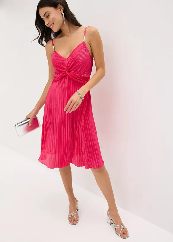 Robe courte en matière brillante et plissée, bonprix