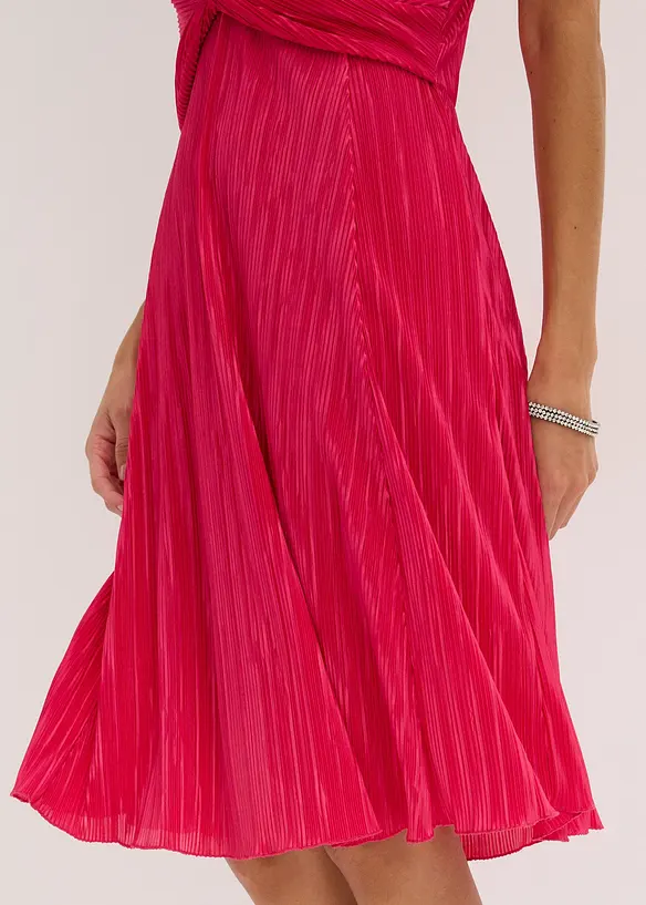 Robe courte en matière brillante et plissée, bonprix