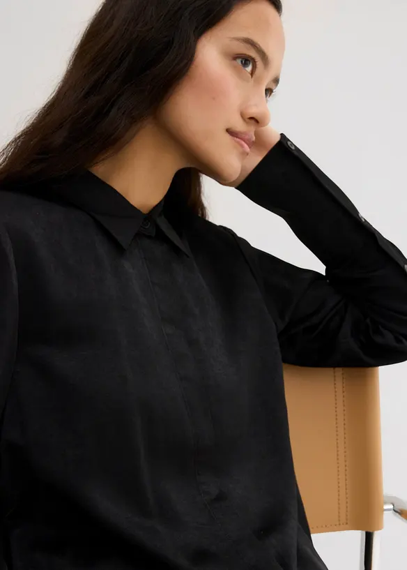 Chemisier en satin de viscose mélangée, bonprix