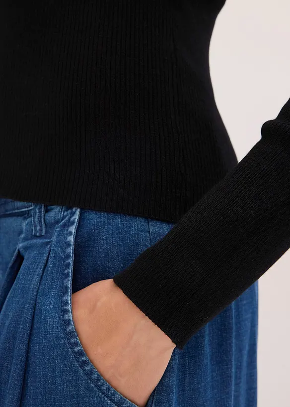 Pull en fine maille avec d&eacute;tail bijou, bonprix