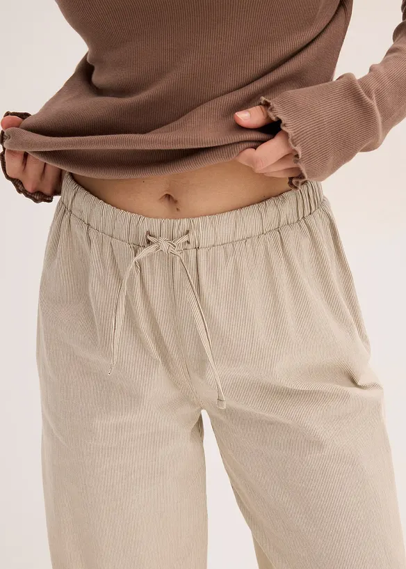 Pyjama avec un T-shirt côtelé et un pantalon tissé, bonprix