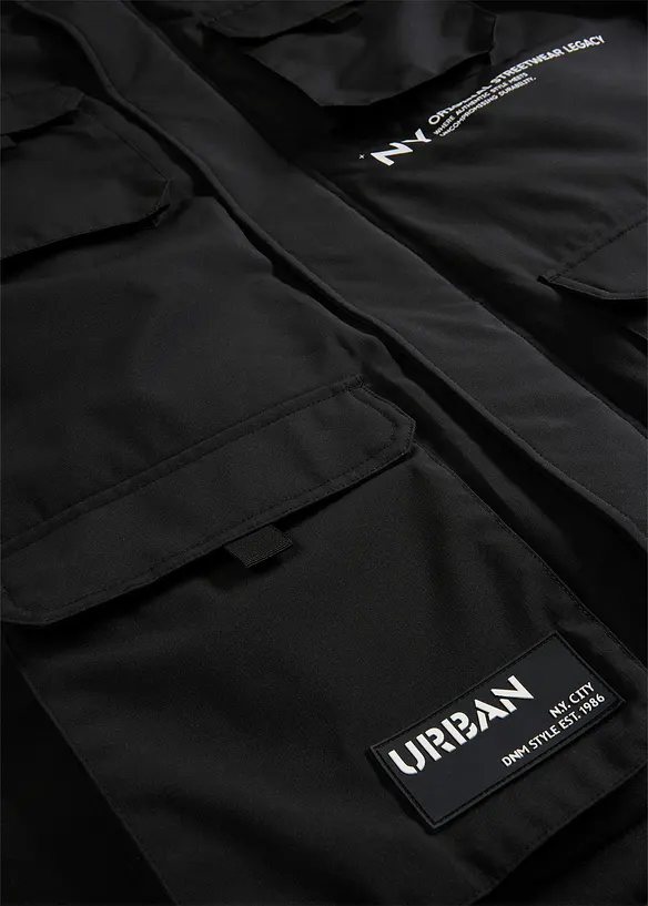 Veste rembourrée avec capuche et nombreuses poches, bonprix