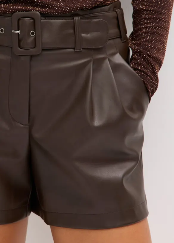 Short enduit avec ceinture, bonprix