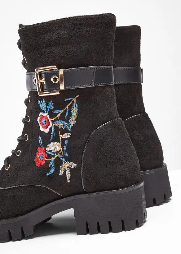 Boots lac&eacute;es avec broderies, bonprix
