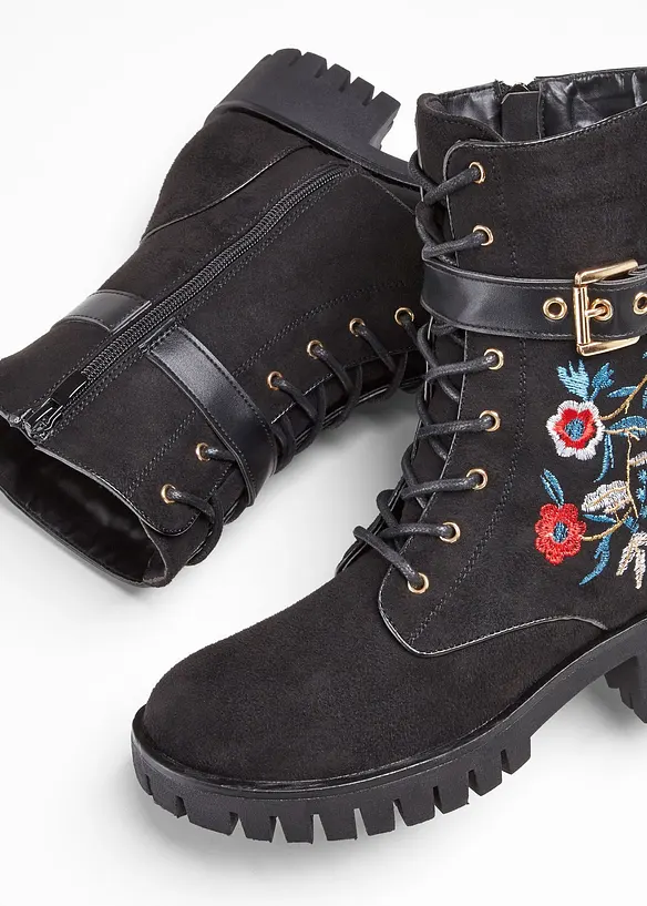 Boots lac&eacute;es avec broderies, bonprix