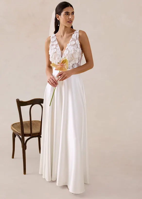 Robe de mari&eacute;e en satin brillant avec application de fleurs, bonprix