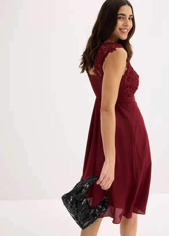 Robe courte &agrave; dentelle, bonprix