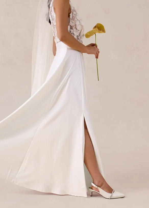 Robe de mari&eacute;e en satin brillant avec application de fleurs, bonprix