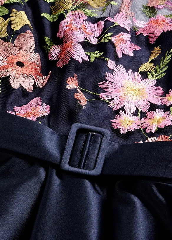 Robe longue en satin brillant et dentelle, bonprix