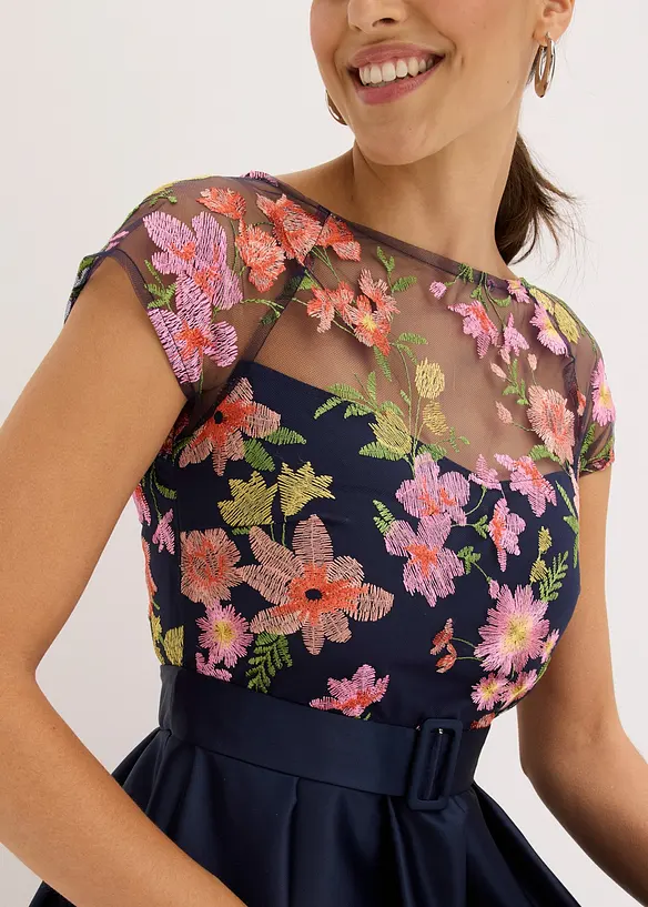 Robe longue en satin brillant et dentelle, bonprix