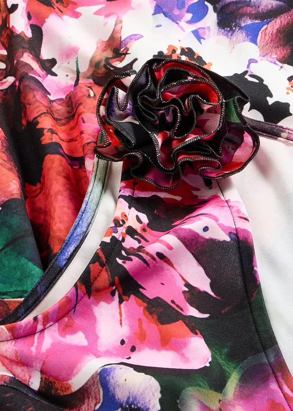 Robe de soir&eacute;e en cr&ecirc;pe textur&eacute; avec fleur appliqu&eacute;e, bonprix